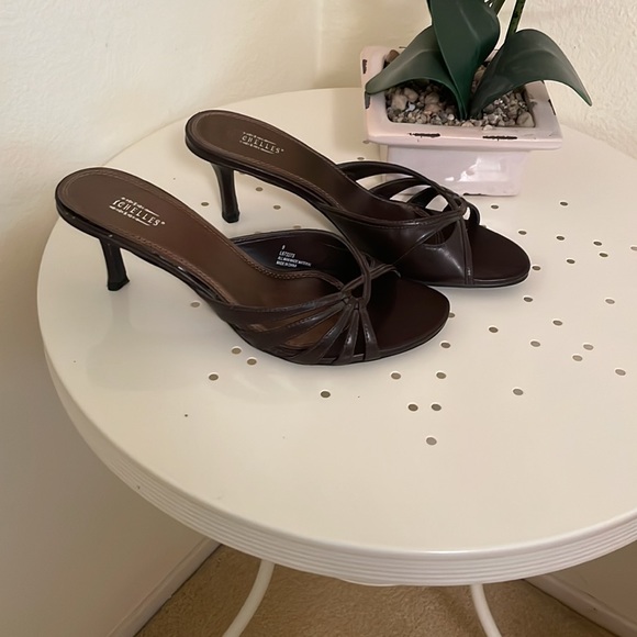 Brown slides w/ kitten heel - Picture 2 of 2